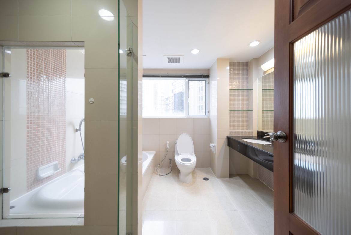 Luxury 3-Bedroom Apartment Sukhumvit 24 for Rent | 250 SQM