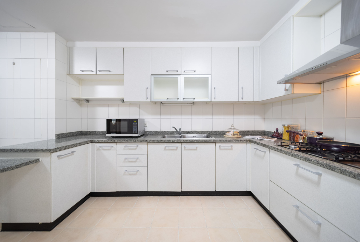 Luxury 3-Bedroom Apartment Sukhumvit 24 for Rent | 250 SQM