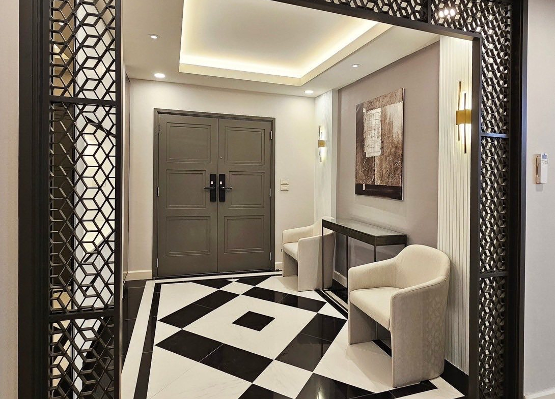 Spacious 3+1 Bedroom Condo for Rent & Sale in Sukhumvit 24 | 223 SQM | Pet Friendly Near BTS Phrom Phong