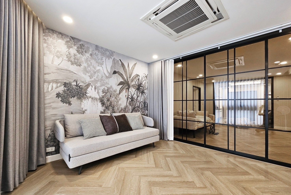 Spacious 3+1 Bedroom Condo for Rent & Sale in Sukhumvit 24 | 223 SQM | Pet Friendly Near BTS Phrom Phong