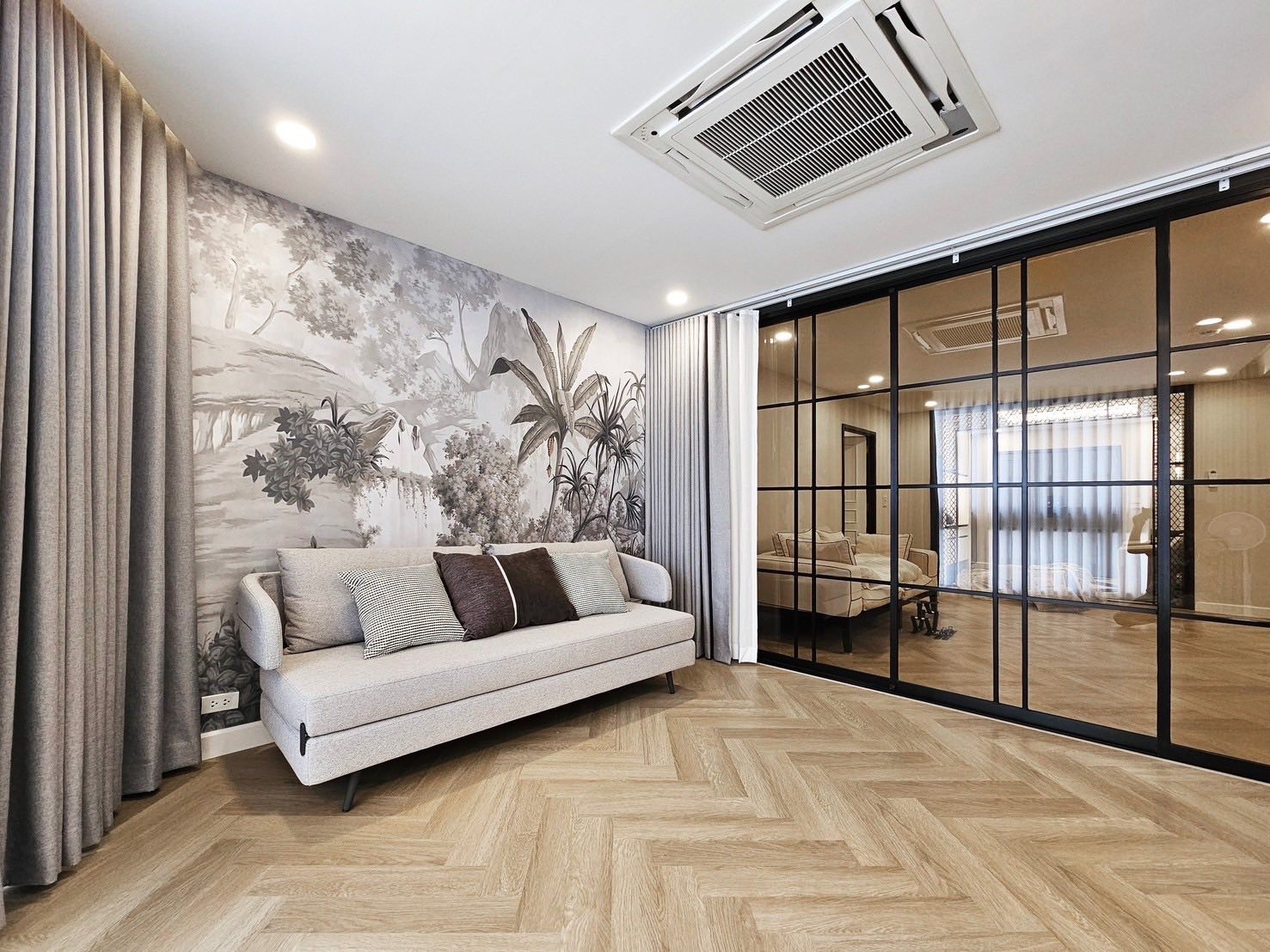 Spacious 3+1 Bedroom Condo for Rent & Sale in Sukhumvit 24 | 223 SQM | Pet Friendly Near BTS Phrom Phong