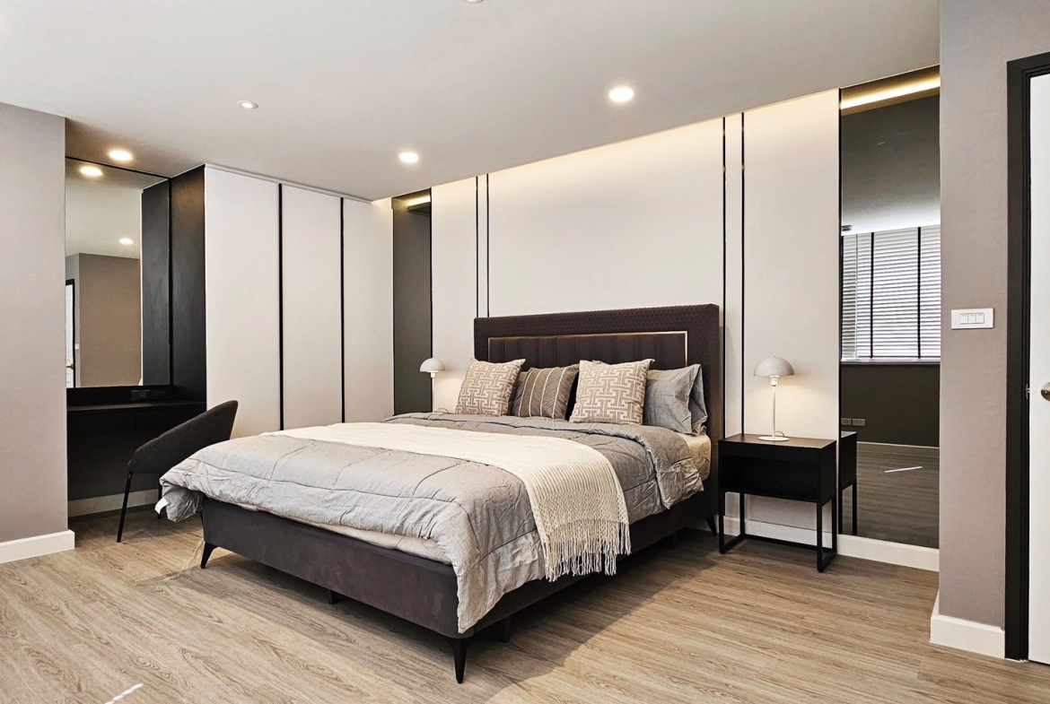 Spacious 3+1 Bedroom Condo for Rent & Sale in Sukhumvit 24 | 223 SQM | Pet Friendly Near BTS Phrom Phong