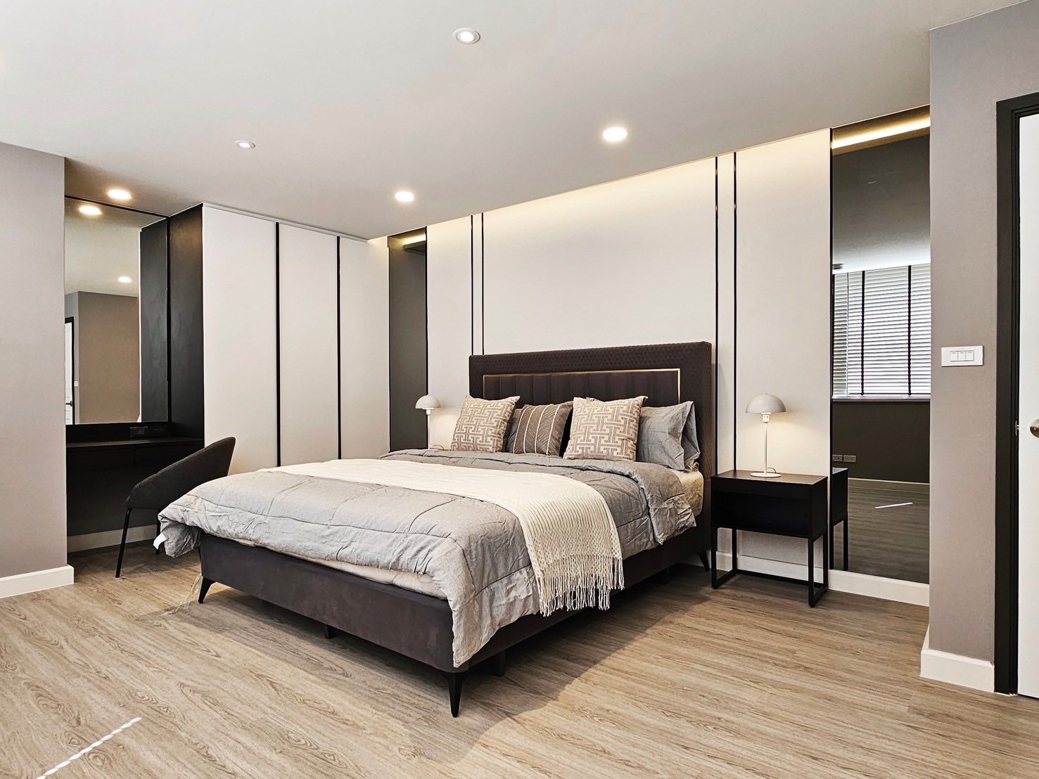 Spacious 3+1 Bedroom Condo for Rent & Sale in Sukhumvit 24 | 223 SQM | Pet Friendly Near BTS Phrom Phong