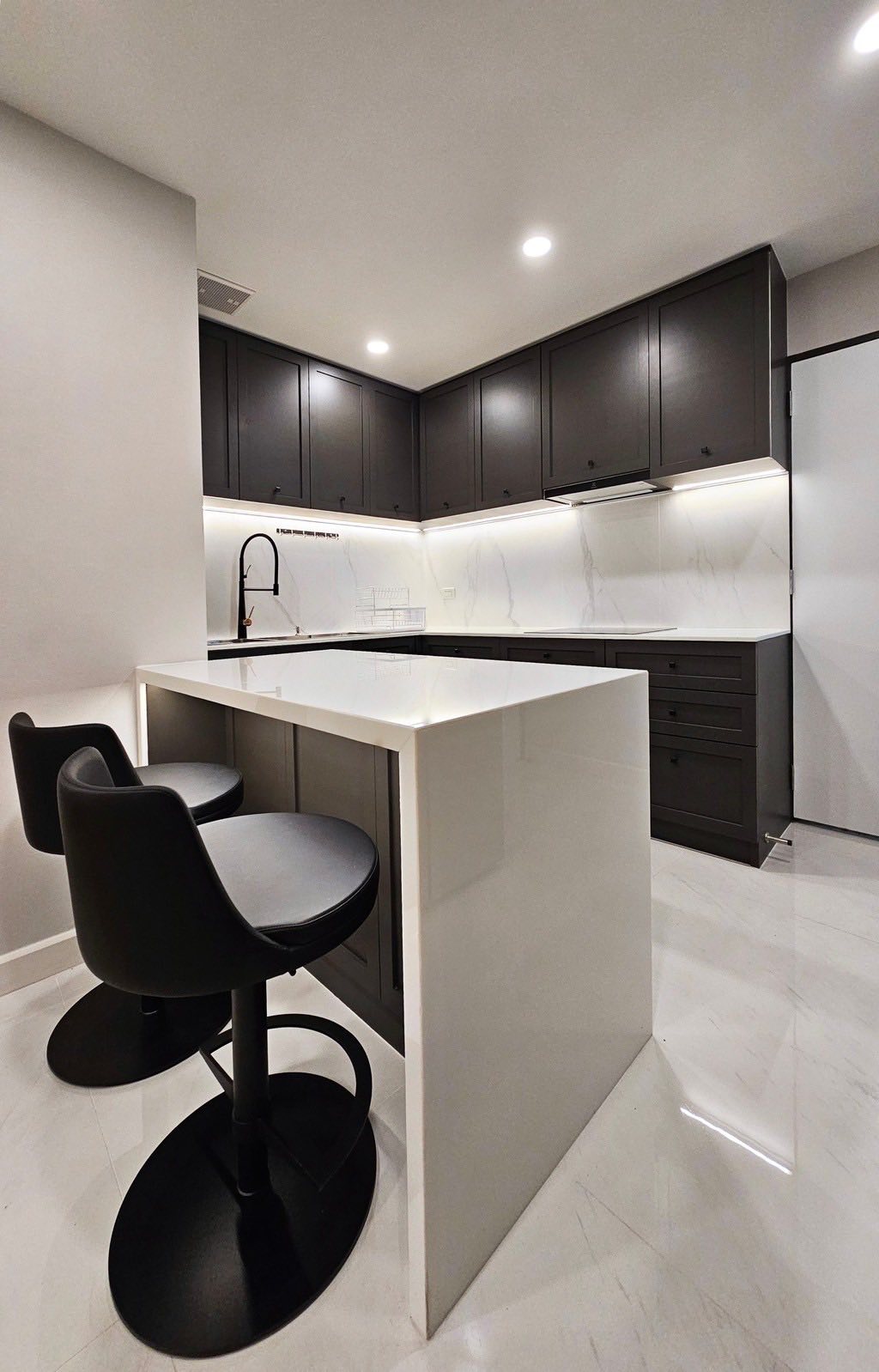 Spacious 3+1 Bedroom Condo for Rent & Sale in Sukhumvit 24 | 223 SQM | Pet Friendly Near BTS Phrom Phong