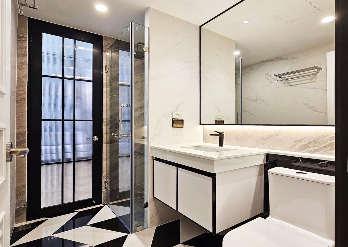 Spacious 3+1 Bedroom Condo for Rent & Sale in Sukhumvit 24 | 223 SQM | Pet Friendly Near BTS Phrom Phong