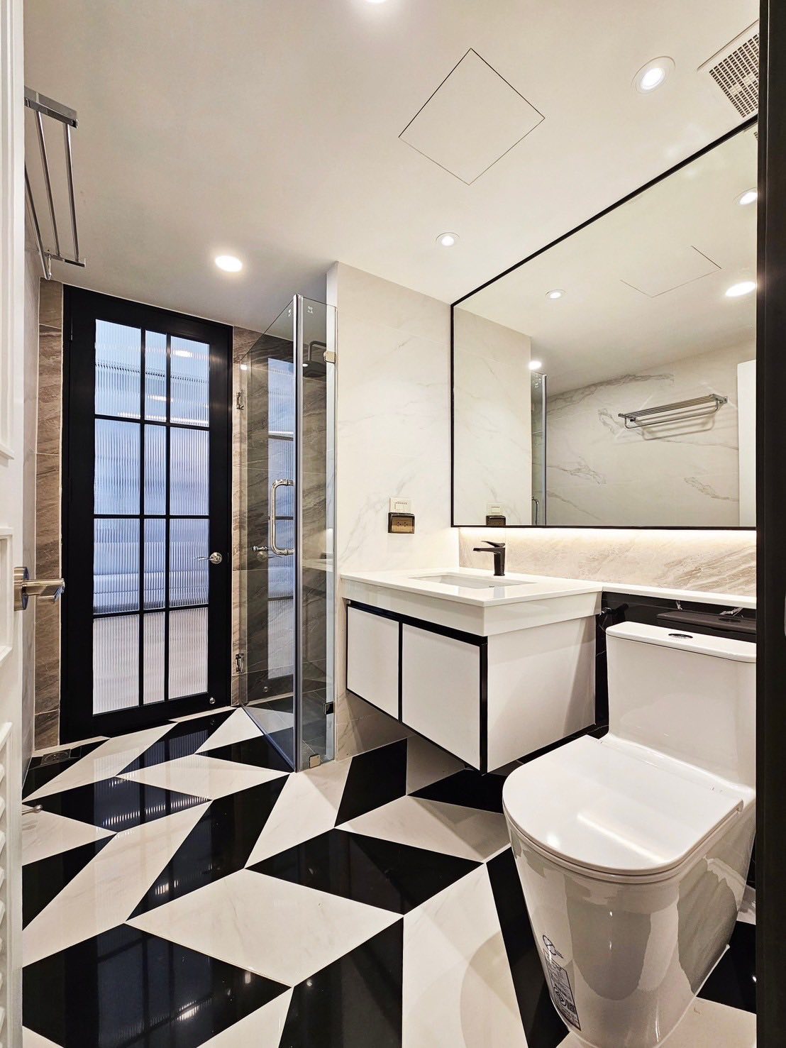 Spacious 3+1 Bedroom Condo for Rent & Sale in Sukhumvit 24 | 223 SQM | Pet Friendly Near BTS Phrom Phong