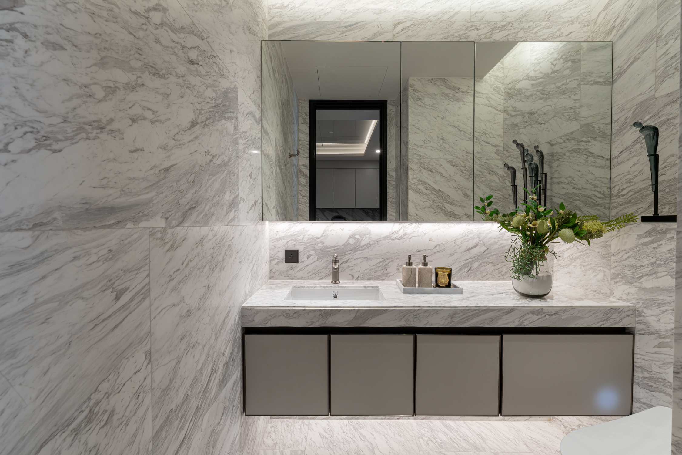 Luxury 2 Bedroom Condo for Sale in Thonglor | 128 Sqm | Prime Sukhumvit