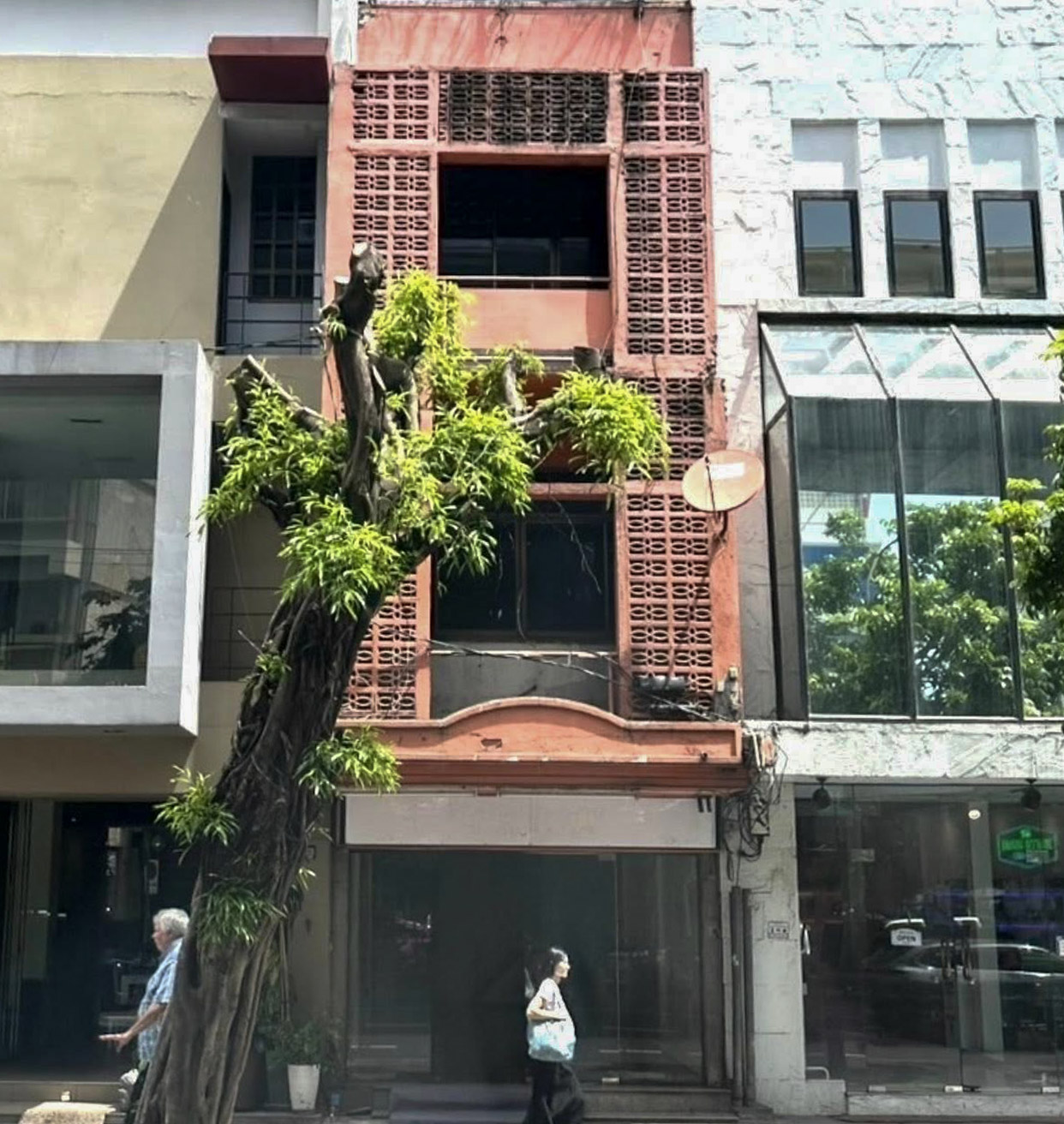Commercial building for rent on Sukhumvit near BTS Phrom Phong with High traffic location.