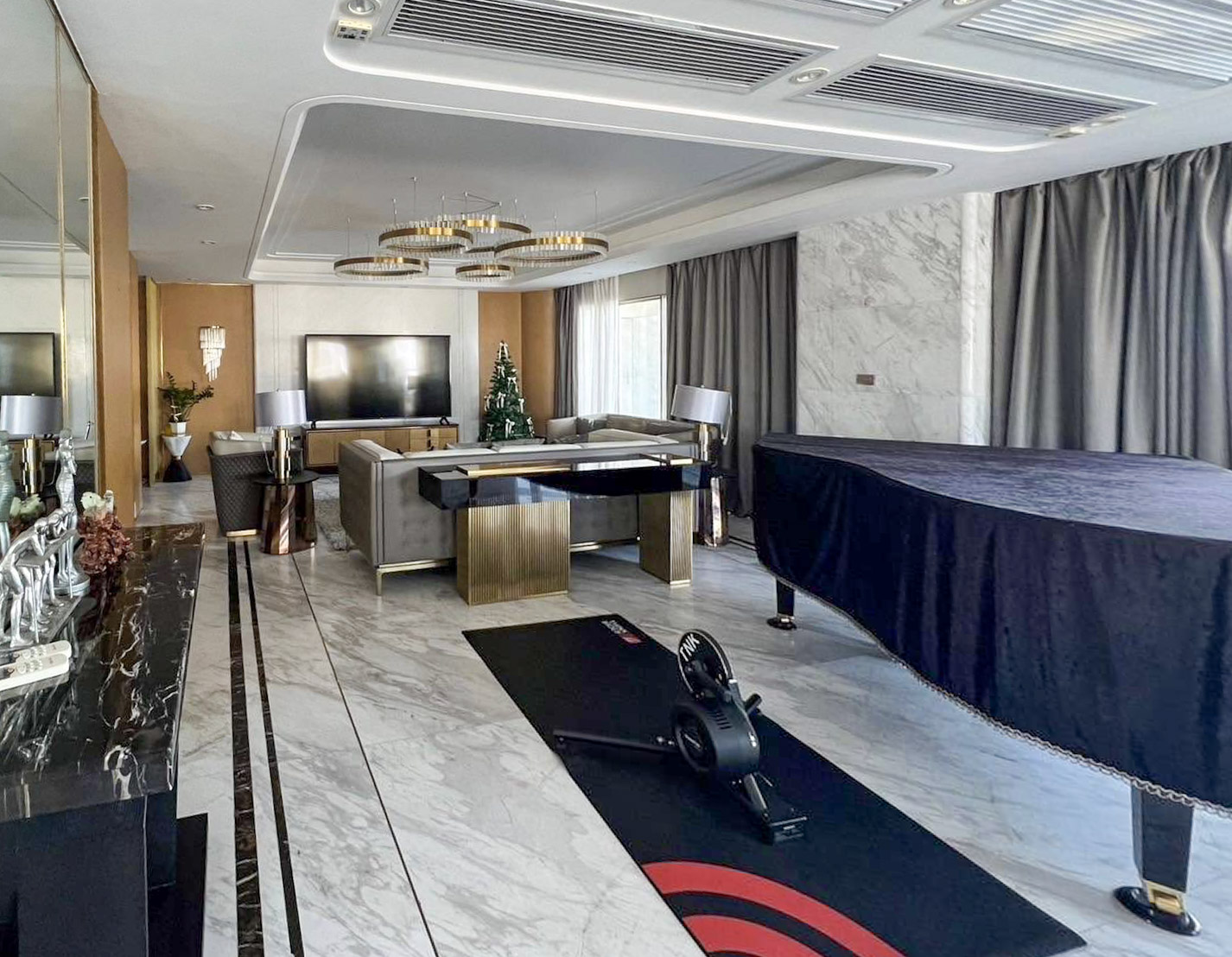 Le Raffine Sukhumvit 24 Luxury Condo with Private Pool