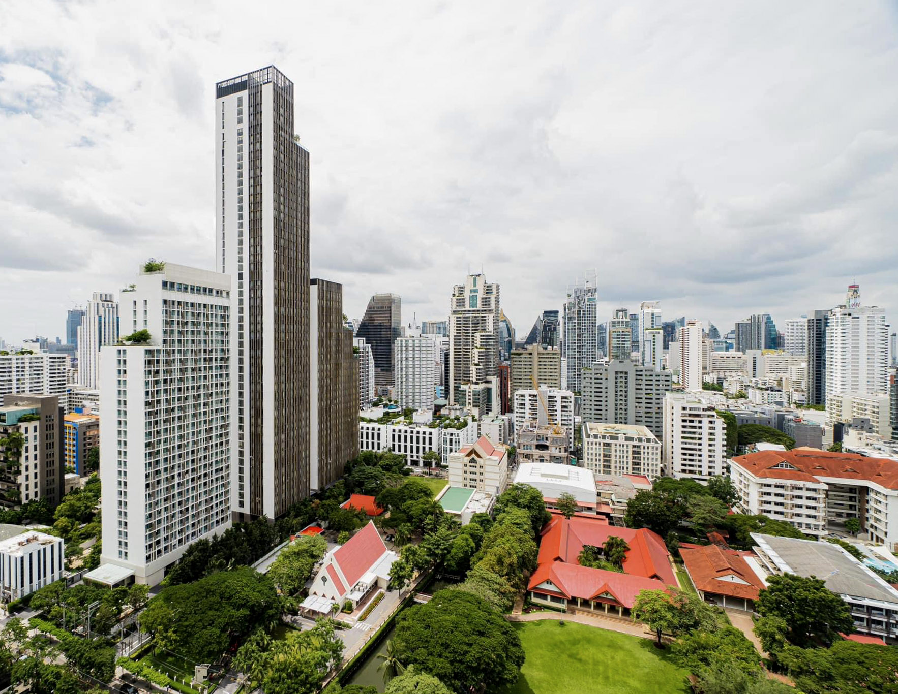 The Esse Asoke 47 SQM 1BR Condo | Rent Near BTS Asoke