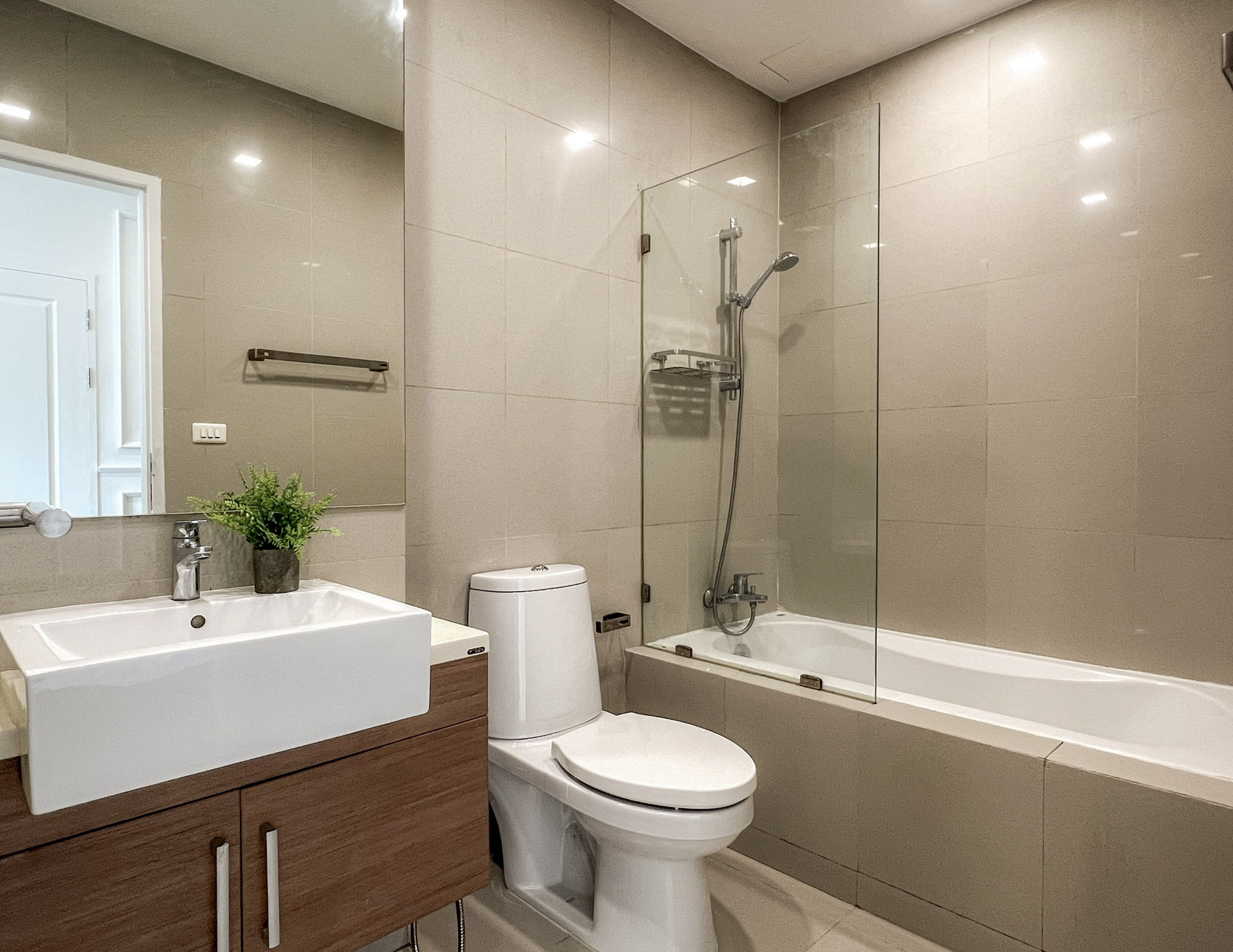 Noble Refine 1BR Condo 50 SQM | Near BTS Phrom Phong