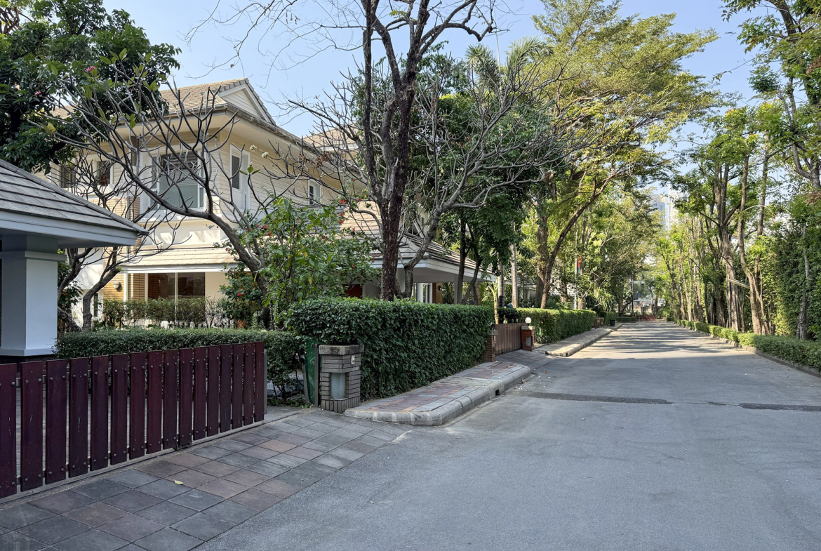 Luxury Pool Villa 400 SQM Sukhumvit 36 | 4BR Near BTS