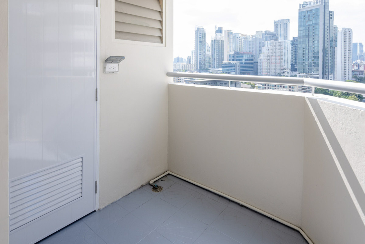 Waterford 144 SQM near BTS Phrom Phong for Sale