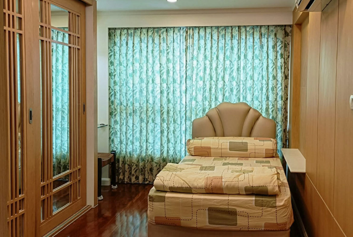 Avenue 61 Condo | 102 SQM Near BTS Ekkamai