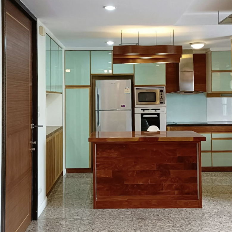 Avenue 61 Condo | 102 SQM Near BTS Ekkamai